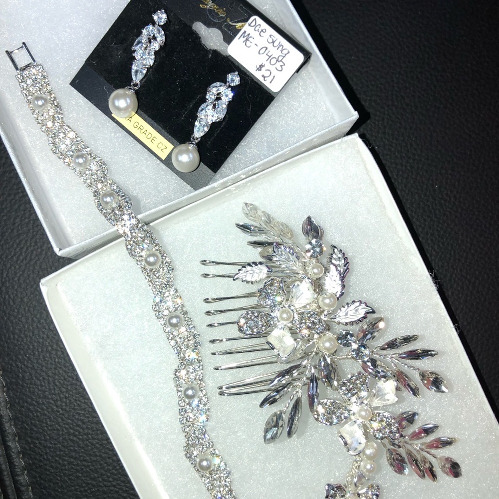 Wedding jewelry: hair piece, bracelet, earrings